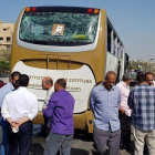 El bus donde ha ocurrido la explosión cerca de un museo en construcción al lado de las pirámides de Giza en El Cairo (Egipto).-AHMED FAHMY