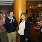 El alcalde electo de San Pedro, Ignacio Soria, con miembros de su partido en la noche electoral. / VALENTÍN GUISANDE-
