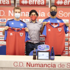 Jordi Tur, Rubén Andrés y Allyson en la presentación del centrocampista y el delantero como numantinos. GONZALO MONTESEGURO