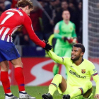 Griezmann ayuda a Rafinha a levantarse en la segunda parte del Atlético-Barça en el Metropolitano.-REUTERS / PAUL HANNA