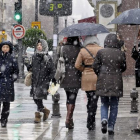 Varias personas pasean por una céntrica calle de Granada a pesar de la nieve que ha caído en las últimas horas en la ciudad, donde se ha declarado la alerta amarilla debido a las consecuencia del temporal de viento, frío y nieve que afecta a casi todo el -MIGUEL ÁNGEL MOLINA / EFE