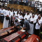 Funeral celebrado cerca de la iglesia de San Sebastián, en Negombo.-REUTERS ATHIT PERAWONGMETHA