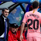 Sergi Roberto pasa por delante de Valverde durante el Eibar-Barça.-REUTERS / VINCENT WEST