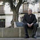 Ruiz Liso posa en la Plaza del Olivo de Soria. / ÁLVARO MARTÍNEZ-