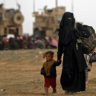 Una madre con sus hijos en territorio yihadista del Estado Islámico.-DELIL SOULEIMAN (AFP)