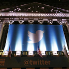 Un cartel con el logo de Twitter decora la fachada de la Bolsa de Nueva York el día que debutó en bolsa.-Kathy Willens / AP