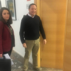 Adolfo Sainz, con la notaria, a la entrada de la Secretaría municipal.-HDS