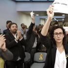 Marta Rovira muestra un cartel con el nombre de Oriol Junqueras tras la reunión extraordinaria de ERC.-ANDREU DALMAU (EFE)