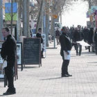 Un camarero de un restaurante busca clientes en la calle.-DANNY CAMINAL