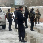 Policías afganos junto al lugar del atentado en Kabul.-