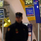 Un agente de la Policía Nacional, en la T-4 de Barajas.-AGUSTÍN CATALÁN