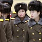 El grupo musical norcoreano Moranbong a su llegada al aeropuerto de Pekín en el 2015.-KYODO