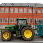 Protestas de agricultores contra el CETA ante el Parlamento de Valonia.-FRANCOIS LENOIR