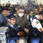 Yokozuna Harumafuji, escoltado por la policía japonesa.-/ KYODO (REUTERS)