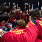 Las Guerreras se animan antes de empezar a jugar.-EUROPA PRESS