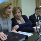 La ministra de Empleo, Fátima Báñez, junto a la presidenta de la Comisión del Pacto de Toledo, Celia Villalobos.-DAVID CASTRO