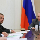 Putin y el primer ministro ruso Medvedev, en una reunión para tratar la temática del dopaje en el país.-EKATERINA SHTUKINA (EFE)