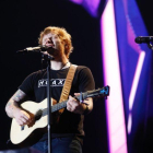El cantante británico Ed Sheeran, durante el concierto de este domingo en Barcelona.-JOSEP GARCIA