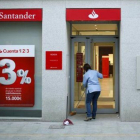 Oficina del Banco Santander en una localidad andaluza.-REUTERS / JON NAZCA