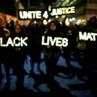 Manifestantes portan una pancarta luminosa en la que se lee 'Black lives matter', 'Las vidas de los negros importan', este jueves en Nueva York.-Foto: AFP / YANA PASKOVA
