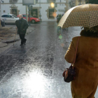 Viandantes en una jornada lluviosa de este invierno, concretamente el 5 de enero.-ÁLVARO MARTÍNEZ