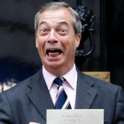 Nigel Farage en Downing Street con una carta para May.-TOLGA AKMEN / AFP