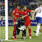 Higinio y Moha presionan al portero del Tenerife durante el partido del pasado domingo.-ÁREA 11