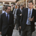 José María Aznar, acompañado por el exmandatario mexicano Vicente Fox (derecha).-STR (EFE)