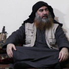 Imagen del vídeo distribuido por el Estado Islámico en que se ve de nuevo a El Baghdadi.-