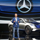 El presidente de Daimler, Dieter Zetsche, presenta el modelo eléctrico Mercedes EQ en el Salón de París.-REUTERS / JACKY NAEGELEN