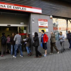 Cola de parados en en una oficina de empleo.-ARCHIVO