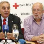El presidente provincial de Cruz Roja en León, José Ignacio de Luis Páez (I), y el presidente de SECOT, Roberto Escudero (D), presentan un proyecto de apoyo a emprendedores-Ical