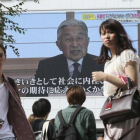 Una pantalla muestra al emperador Akihito durante su discurso.-AP / Koji Sasahara
