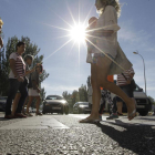 Los peatones cruzan en bucle por el paso de cebra a la altura del parque de La Barriada.-LUIS ÁNGEL TEJEDOR
