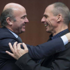 Guindos pone su brazo por encima de Varoufakis.-Foto: YVES HERMAN / REUTERS