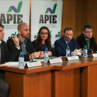 Portavoces de Economía de partidos políticos en el debate organizado por APIE. De izquierda a derecha, Manuel de la Rocha ( PSOE), Ignacio Álvarez (Podemos), Sol Sánchez (IU-Unidad Popular), Francisco de la Torre (Ciudadanos), Álvaro Nadal (PP).-MANUEL CASAMAYÓN / APIE