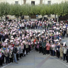Cerca de 500 mujeres formaron un gran lazo rosa en la plaza Mayor de El Burgo de Osma.-L.A.T.