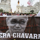 La destitución de los dos fiscales generó una masiva movilización en Lima exigiendo la salida del fiscal de la Nación, Pedro Chávarry.-AP