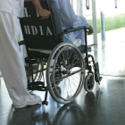 Un enfermo en silla de ruedas en un hospital.-