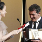 Antonio Banderas recibe el premio al mejor actor de Cannes.-REUTERS / STEPHANE MAHE