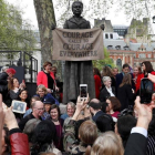 Decenas de personas se fotografían con la nueva estatua de la Plaza del Parlamento, que representa a la líder del movimiento sufragista Millicent Fawcett.-/ ADRIAN DENNIS (AFP)