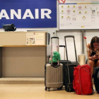 Ocu y Facua piden al gobierno que investigue el abusivo cobro de equipaje de mano de Ryanair-REUTERS / SUSANA VERA