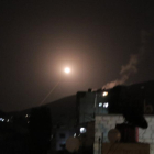 Misil lanzado desde la defensa siria responde en Damasco el ataque de EEUU, Reino Unido y Francia.-EFE