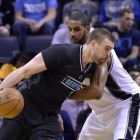Marc Gasol intenta superar a Aldridge durante el partido en Menfis.-Brandon Dill