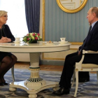 Le Pen y Putin, en su encuentro en Moscú.-MIKHAIL KLIMENTYEV