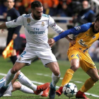 Carvajal, junto a Lucas Vázquez, intenta quitarle el balón a Aloneftis.-REUTERS / ALKIS KONSTANTINIDIS