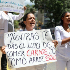 Cientos de trabajadores venezolanos protestaron contra las medidas economicas aplicadas por el jefe de Estado Nicolas Maduro.-CRISTIAN HERNANDEZ (EFE)