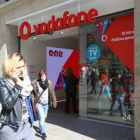Tienda de Vodafone, en el Portal de l'Àngel de Barcelona.-DANNY CAMINAL