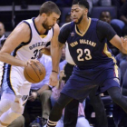 Marc Gasol consiguió el triple decisivo para la victoria ante Davis y los Pelicans.-AP / BRANDON DILL