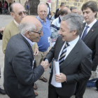 El responsable de la Plataforma Soria Ya saluda a Blanco antes de que éste entre a la firma del convenio. / Ú.S.-